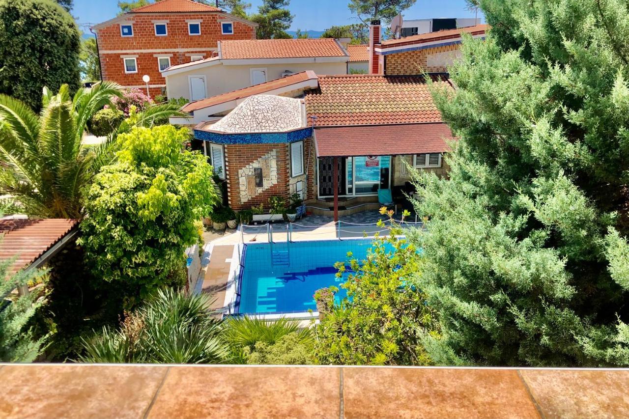 Villa Latina With 6 Apartments And A Shared Pool Vir Exterior photo
