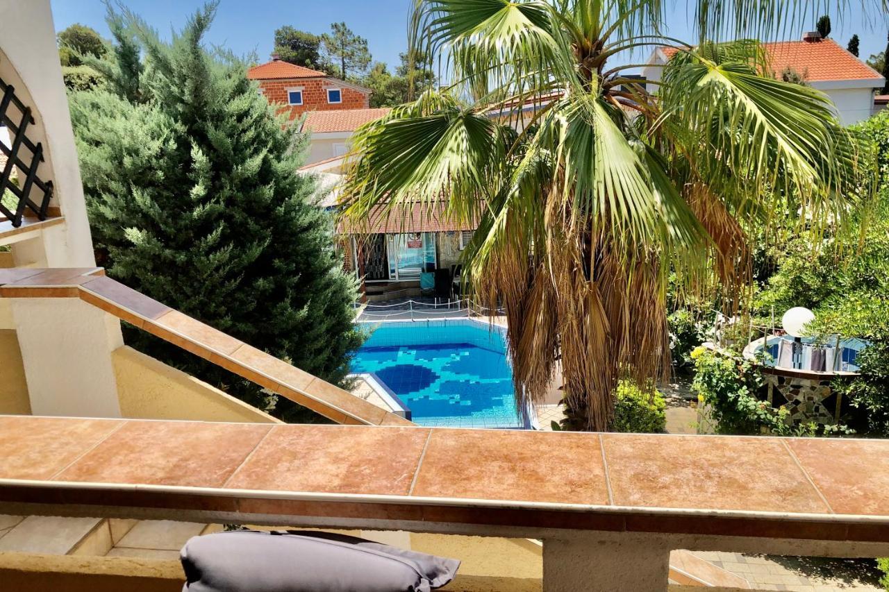 Villa Latina With 6 Apartments And A Shared Pool Vir Exterior photo