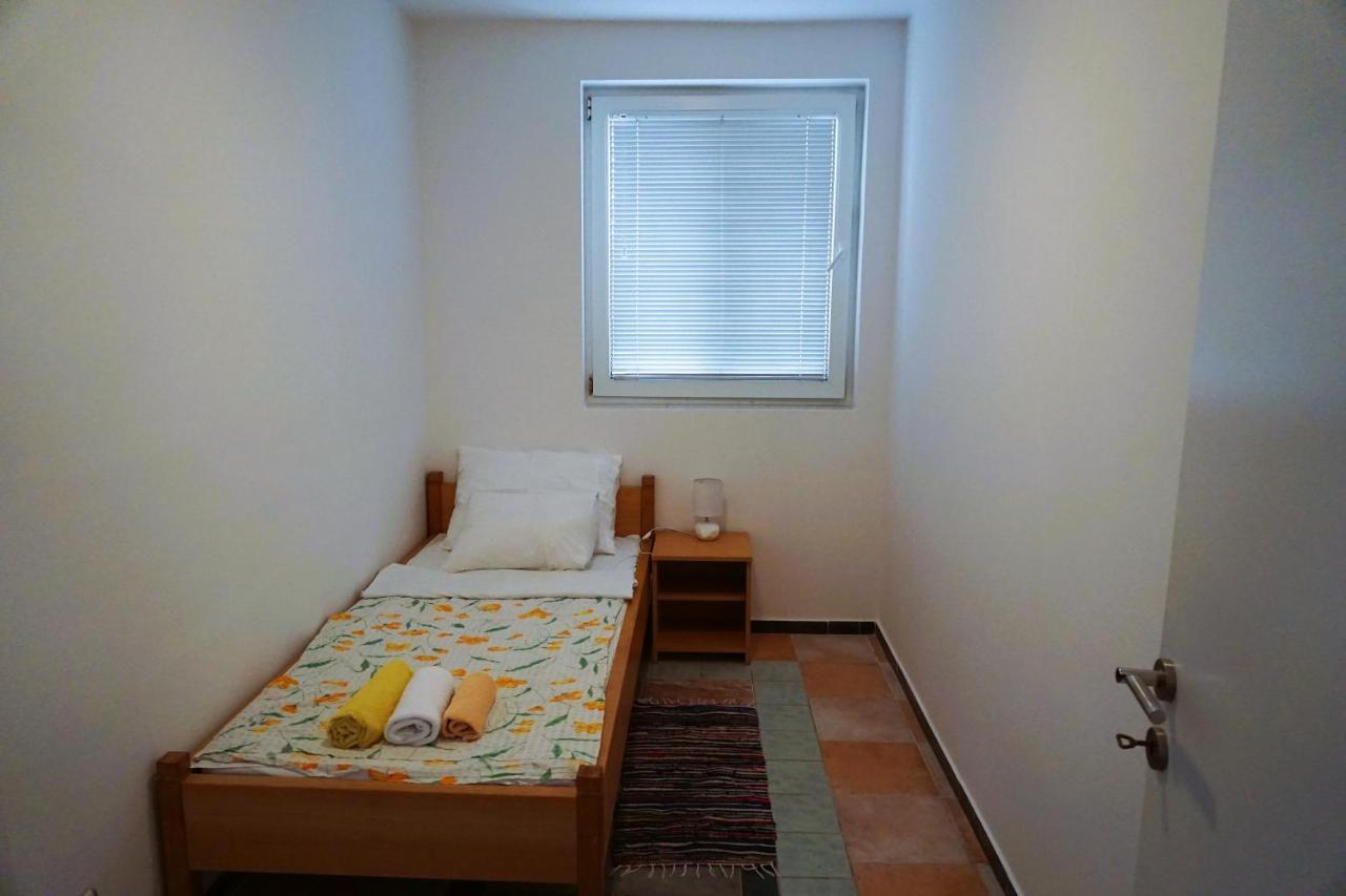 Villa Latina With 6 Apartments And A Shared Pool Vir Exterior photo