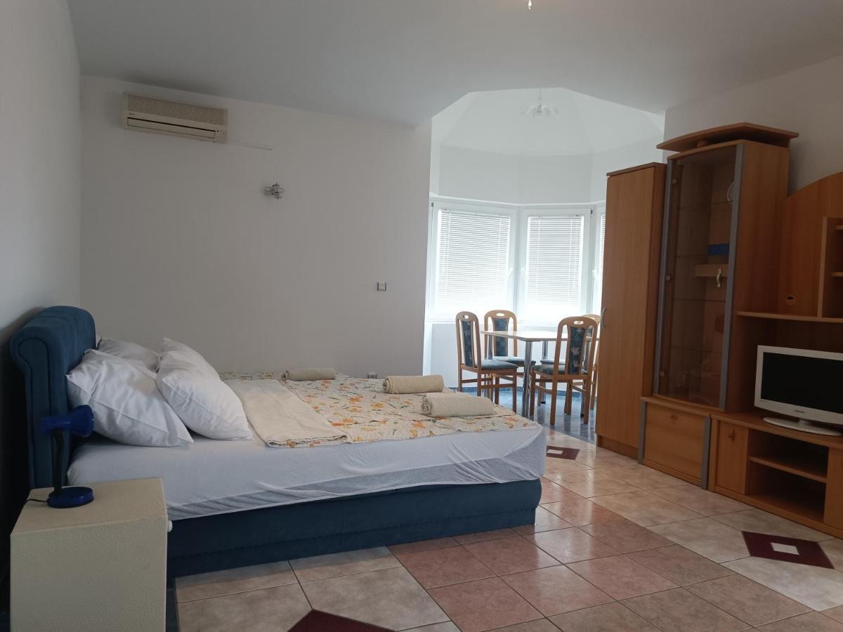 Villa Latina With 6 Apartments And A Shared Pool Vir Exterior photo