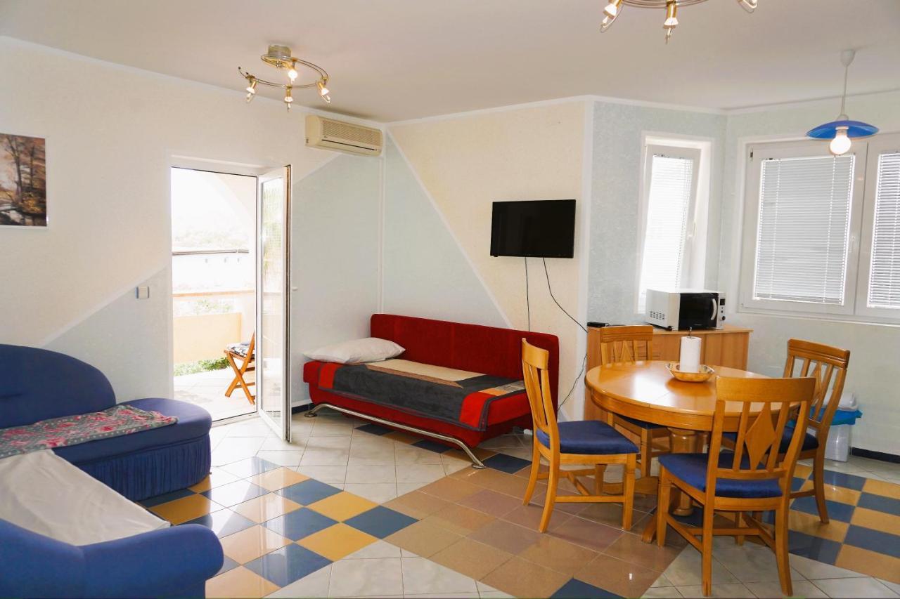 Villa Latina With 6 Apartments And A Shared Pool Vir Exterior photo