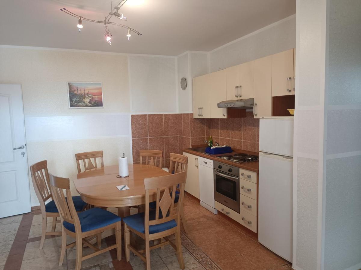 Villa Latina With 6 Apartments And A Shared Pool Vir Exterior photo