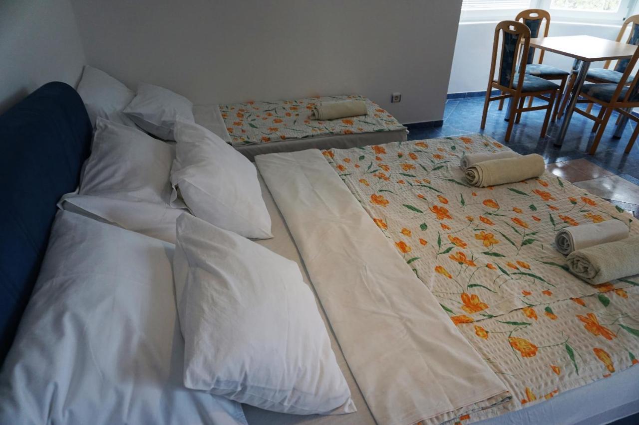 Villa Latina With 6 Apartments And A Shared Pool Vir Exterior photo