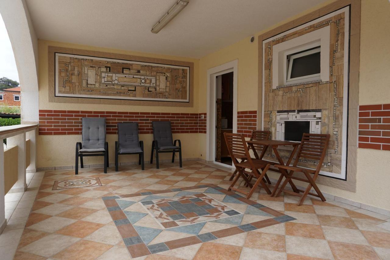 Villa Latina With 6 Apartments And A Shared Pool Vir Exterior photo