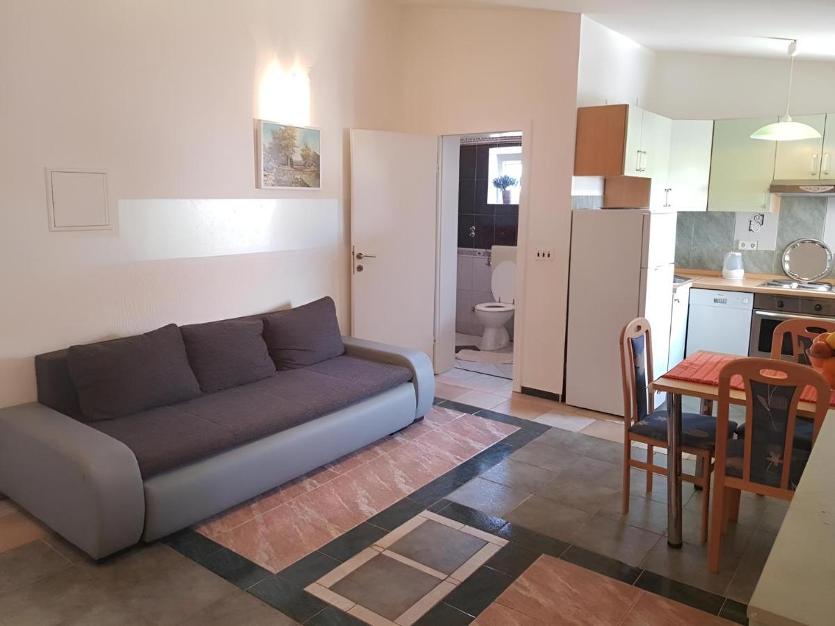 Villa Latina With 6 Apartments And A Shared Pool Vir Exterior photo